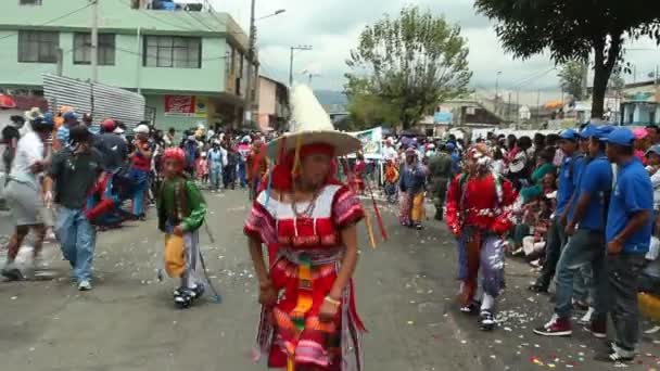 Wideo Parady Ulicy Miejskiej Ludzie Tańczący Drodze Noszący Tradycyjne Stroje — Wideo stockowe