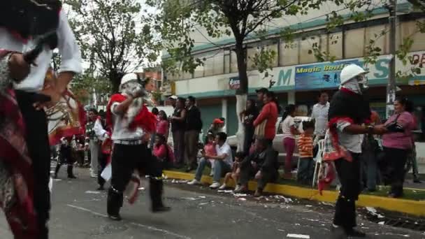 Video Van Parade Stad Straat Mensen Dansen Weg Het Dragen — Stockvideo