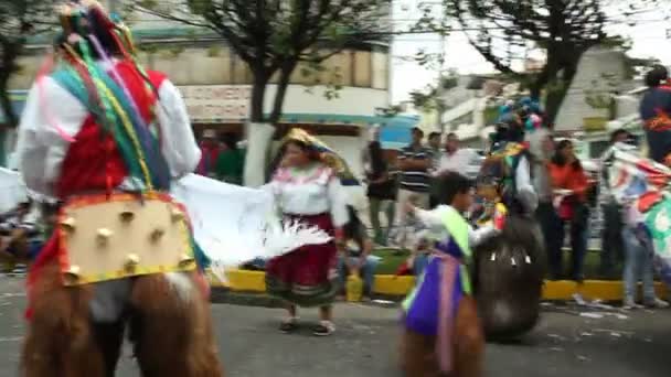 Video Van Parade Stad Straat Mensen Dansen Weg Het Dragen — Stockvideo
