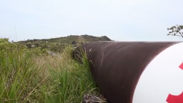 Hnědý Ropovod Protékající Zelenou Travnatou Loukou — Stock video