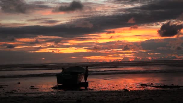 Video Cielo Arancio Tramonto Oceano Persone Con Barca Sulla Spiaggia — Video Stock
