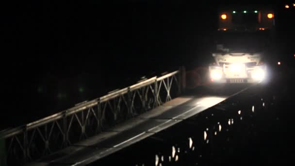 在厄瓜多尔亚马逊的一条公路上 卡车夜间穿过贝利桥 — 图库视频影像
