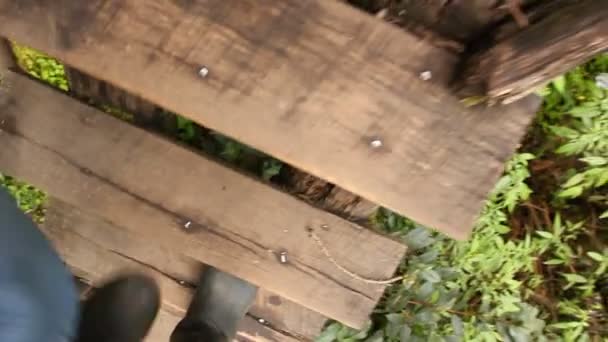 Video Von Mann Gummistiefeln Auf Holzleiter — Stockvideo