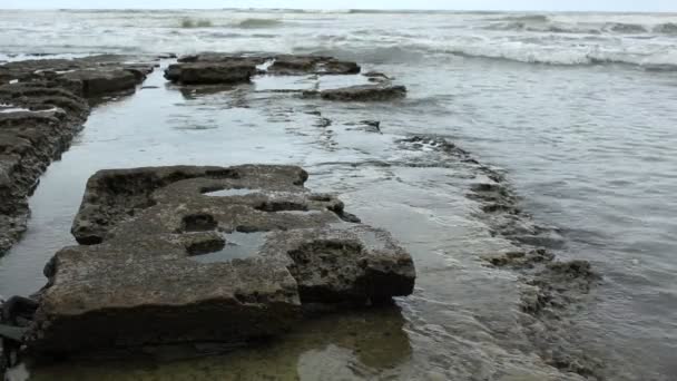 Відео Скелястий Скелястий Пляж Морські Хвилі — стокове відео