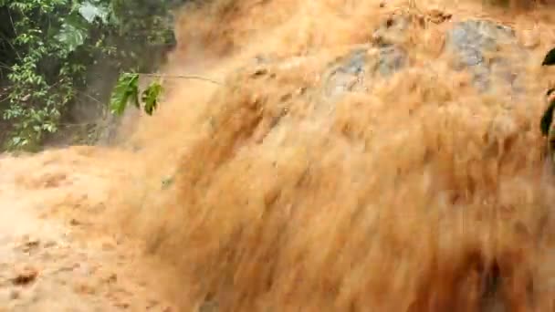 Vídeo Del Caudal Del Río Barro Agua Vertiendo — Vídeo de stock