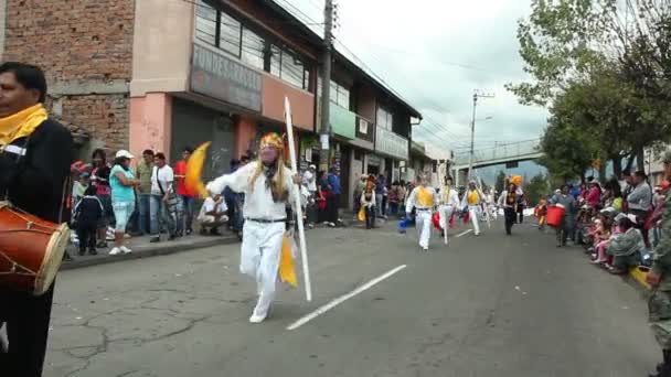 Відео Параду Вулицях Міста Люди Танцюють Дорозі Одягають Традиційні Костюми — стокове відео