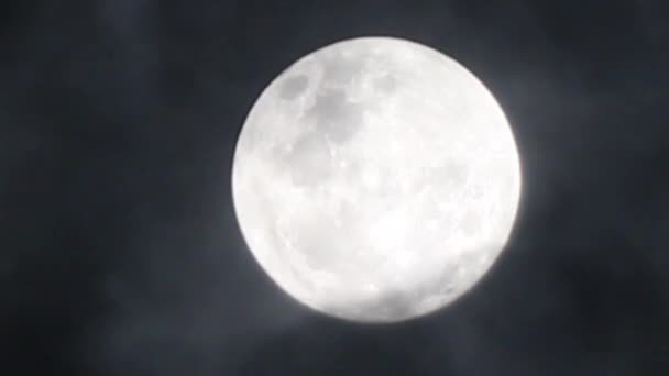 vidéo de Pleine Lune dans le ciel nocturne 