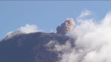 Tungurahua, Ekvador 'da patlayan dağların videosu.