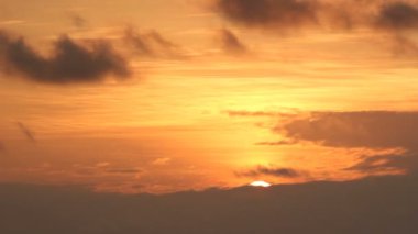 Portakal rengi günbatımı gökyüzü ve okyanusun hızlandırılmış videosu 