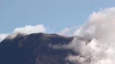 Ekvador 'daki dağlar, volkan dumanı