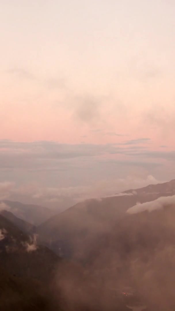 山の峰に雲が動く映像 — ストック動画