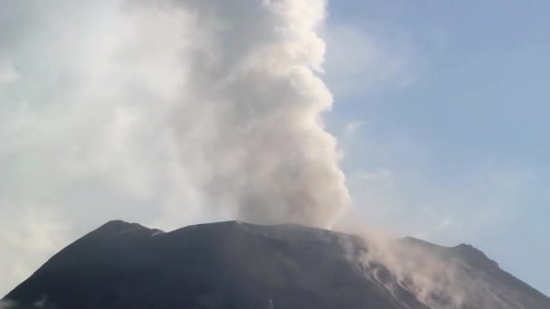time lapse vidéo, éruption volcanique en montagne