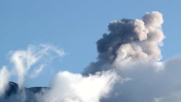 Vidéo de montagnes en Equateur, Volcan Tungurahua en éruption