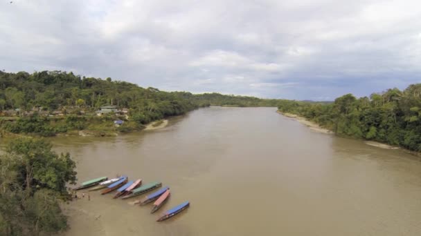 エクアドルのアマゾン川のミシャワリ村のビデオ 旅客カヌー — ストック動画