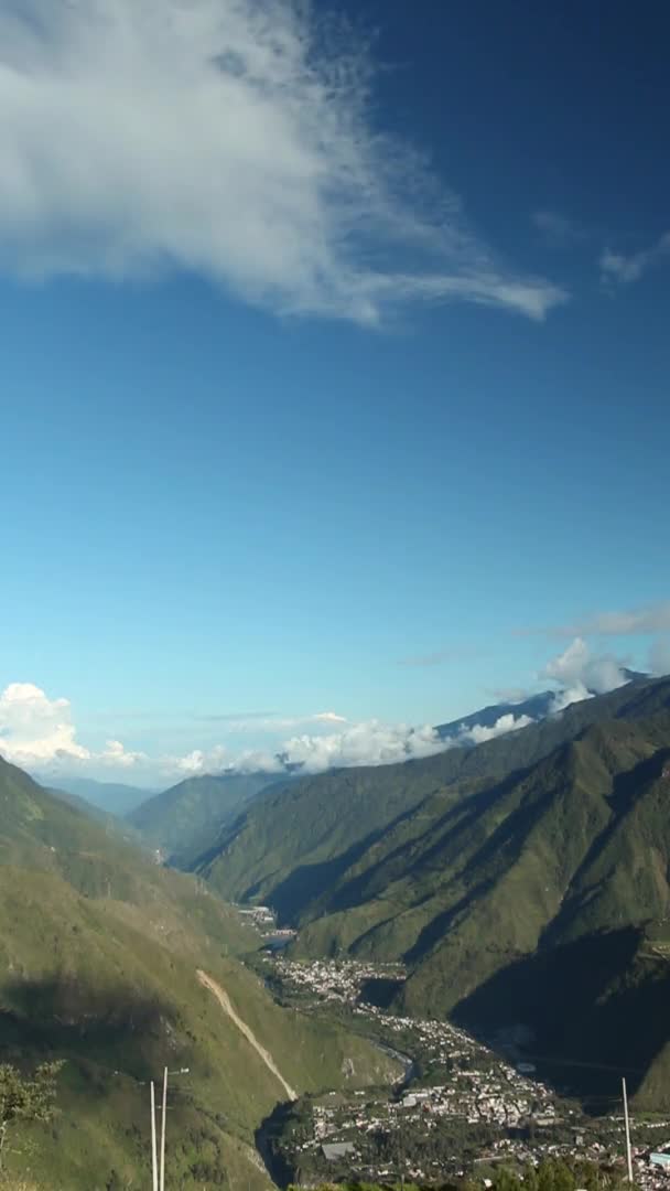 Langzame Beelden Van Bewegende Wolken Bergtoppen — Stockvideo