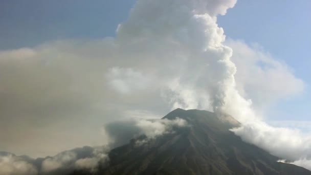 Vidéo de montagnes en Equateur, Volcan Tungurahua en éruption