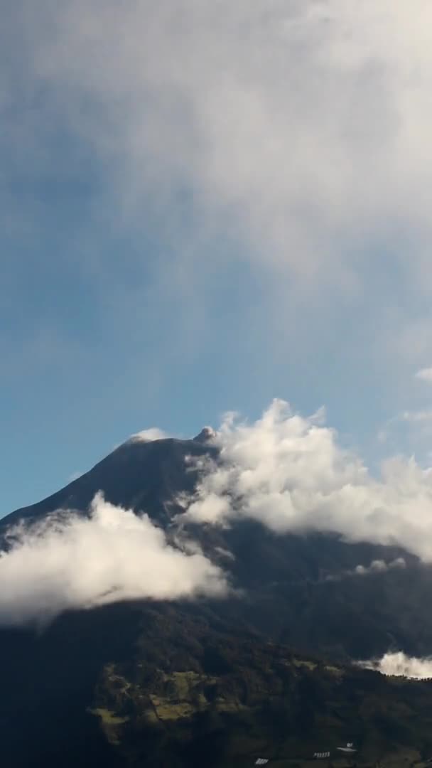 Images Lentes Nuages Mouvement Sur Les Sommets Des Montagnes — Video