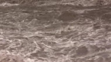 güçlü nehir akışı, kahverengi su rengi