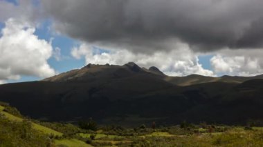 Dağların manzarasının hızlandırılmış videosu 