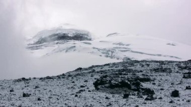 Karla kaplı Cotopaxi volkanı dağlarda, Ekvador And Dağlarında