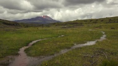 Nehir akışı olan manzaranın zaman aşımına uğramış videosu 