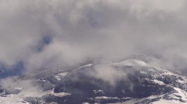 Video, dağların tepesinde karla kaplı