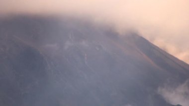 Ekvador dağları, doğa ve havadaki sis bulutlarının videosu 