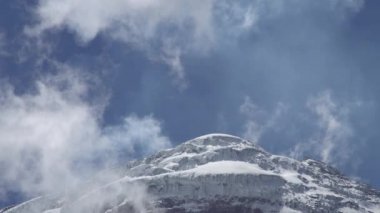 Ağır çekim video, dağların tepesinde kar var.