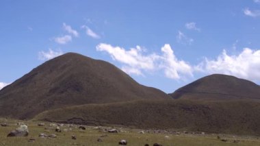 Cotopaxi Volkanı 'nın dağlardaki görüntüsü, manzara 