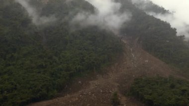 Dağların manzarasının videosu, gökyüzündeki bulutlar hızlı hareket ediyor  