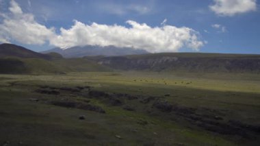 Cotopaxi Volkanı 'nın dağlardaki görüntüsü, manzara 