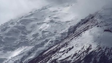 Karla kaplı buzulların üzerinde uçan hava görüntüsü.