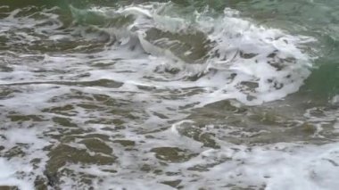 Su akışı, deniz dalgalanması, yavaş çekim videosu 