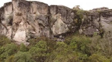 Doğadaki kayalık kayalıkların, yaz ağaçlarının videosu
