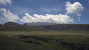 Cotopaxi Volkanı 'nın dağlardaki görüntüsü, manzara 