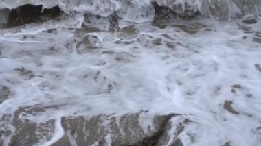 Su akışı, deniz dalgalanması, yavaş çekim videosu 
