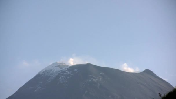 Vídeo Montañas Ecuador Humo Volcán — Vídeo de stock