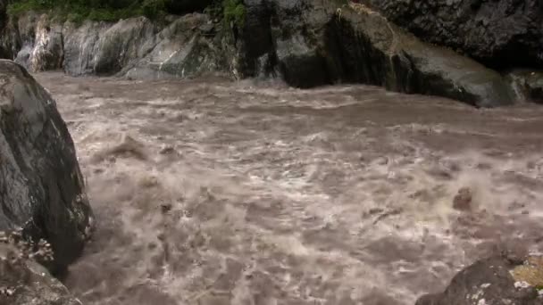 Silny Przepływ Rzeki Brązowy Kolor Wody — Wideo stockowe