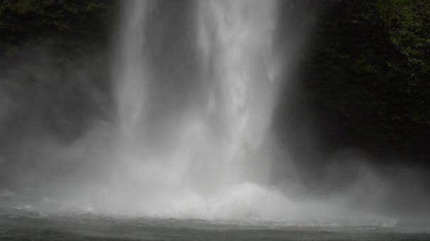 滝の水が落ちる映像を閉じて川に飛び込み — ストック動画