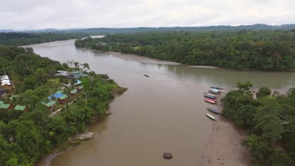 Ağaçlı Köy Manzarasının Havadan Görüntüsü Tekneli Kahverengi Nehir Suyu — Stok video