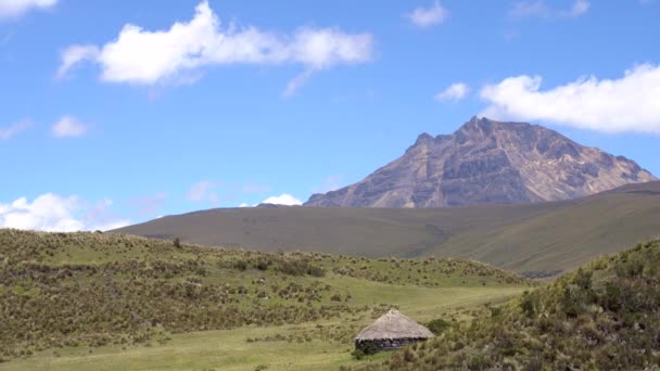 Vídeo Volcán Cotopaxi Las Montañas Paisaje Con Cabaña Ladrillo Hecho — Vídeos de Stock