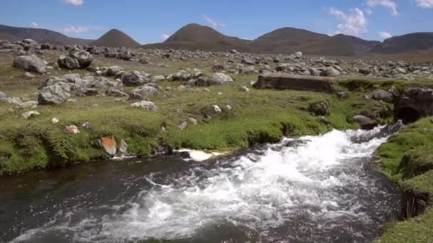 Zpomalené Video Sopky Cotopaxi Horách Krajina Tokem Říční Vody — Stock video