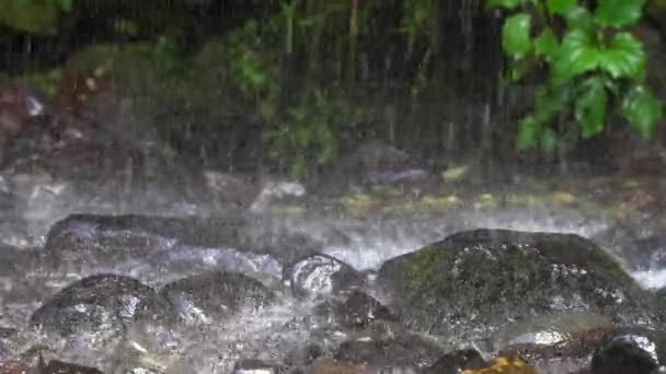 Zpomalené Video Vodopádu Vodní Stříkance Kapky Skály — Stock video