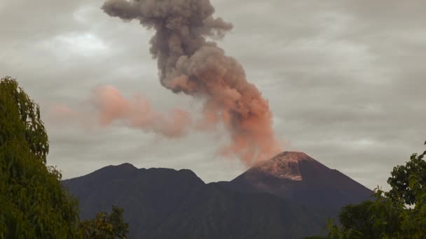 Slow Motion Video Erupcja Wulkanu Górach — Wideo stockowe