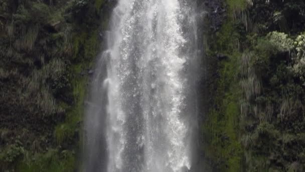 Zeitlupenvideo Von Einem Großen Mächtigen Wasserfall Wilder Natur — Stockvideo