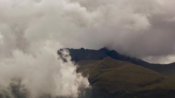 vidéo de nuages de paysage en montagne 