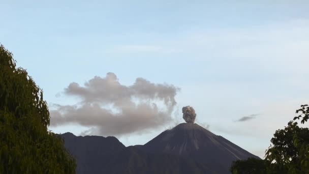 Vídeo Câmera Lenta Erupção Vulcânica Nas Montanhas — Vídeo de Stock