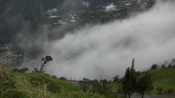 Video Van Mist Wolken Ecuador Bergen Met Dorpshuizen — Stockvideo