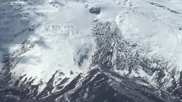 Εναέρια Προβολή Βίντεο Που Φέρουν Πάνω Από Χιόνι Καλύπτονται Βουνά — Αρχείο Βίντεο