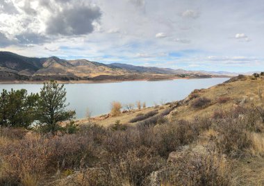 Fort Collins Colorado Horsetooth rezervuar üzerinde kara bulutlar.